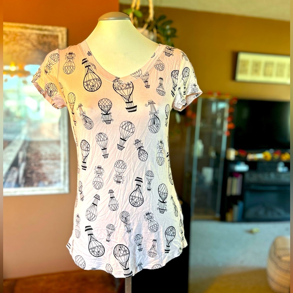 Pink t shirt with hot air balloon pattern